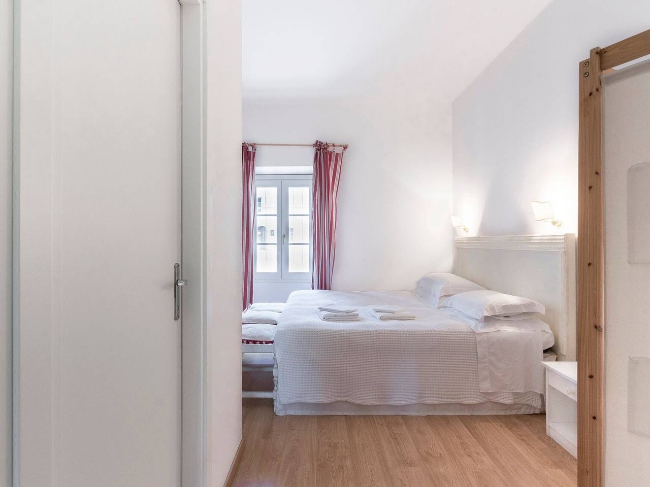 Ganze Wohnung, Ferienwohnung 'Tenuta Naiano Raffaello' mit Gemeinschaftsgarten, Wlan & Klimaanlage in Cavaion Veronese, Gardasee-Berge