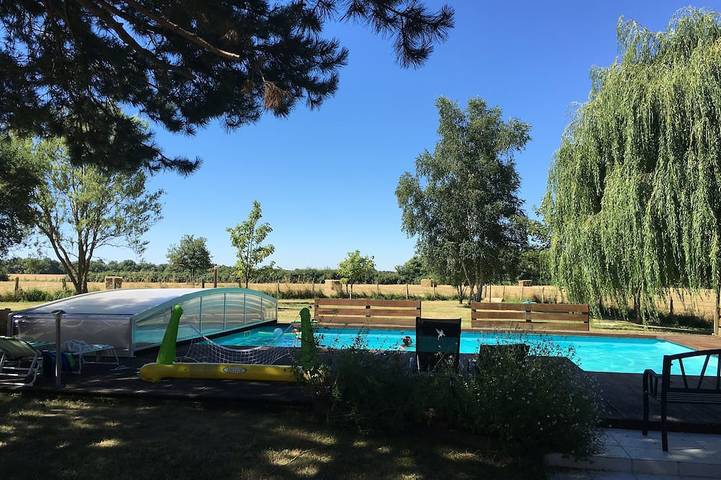 Gîte pour 4 personnes, avec Terrasse ainsi que Jardin et Piscine