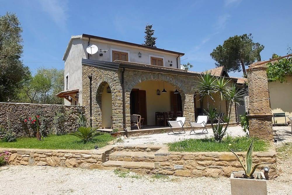 Altes restauriertes Bauernhaus aus Stein mit großem Garten in Castellabate Cilento in Salvatore (Castellabate), Cilento