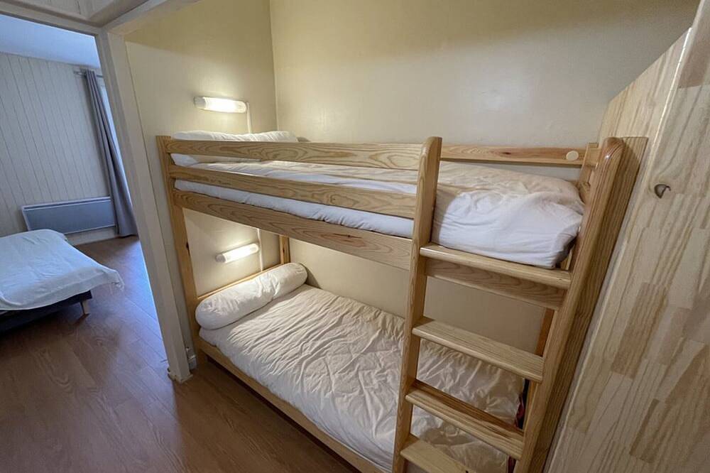 Entire apartment, Spacious T2 with balcony near slopes in Le Lioran in Le Lioran, Laveissière