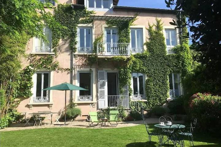 Villa pour 8 personnes, avec Balcon ainsi que Jacuzzi et Jardin à Lyon