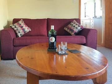 Log Cabin for 8 People in The Cotswolds, South West England, Photo 3