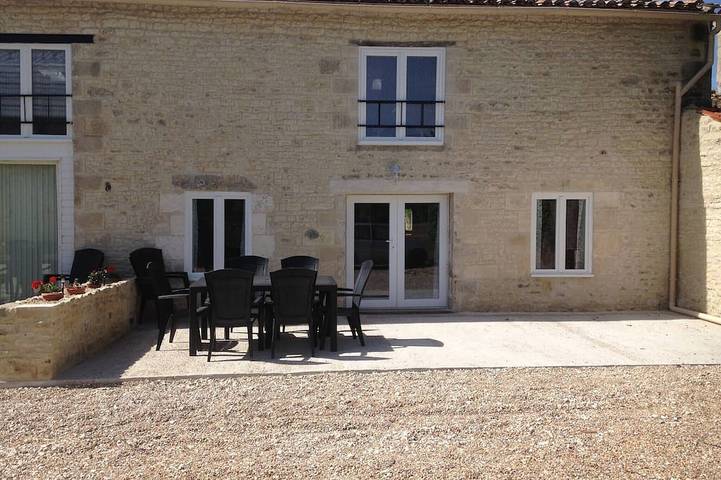 Location de vacances pour 8 personnes, avec piscine ainsi que jardin et terrasse à Dœuil-sur-le-Mignon