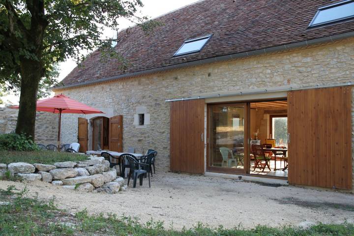 Gîte pour 8 personnes, avec terrasse ainsi que piscine et jardin dans Séniergues