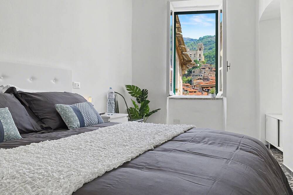 Appartamento intero, Vista mozzafiato sul Castello e sul Ponte Romano, 4 Letti, 4 Bagni, Ac, Wifi Gratuito in Dolceacqua, Alpi Liguri