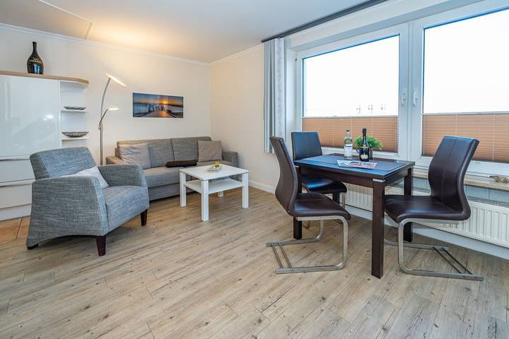 Ganze Wohnung, Zentrale Ferienwohnung mit Balkon und Parkplatz. - nur 200 Meter zum Strand. in Westerland, Sylt (Gemeinde)