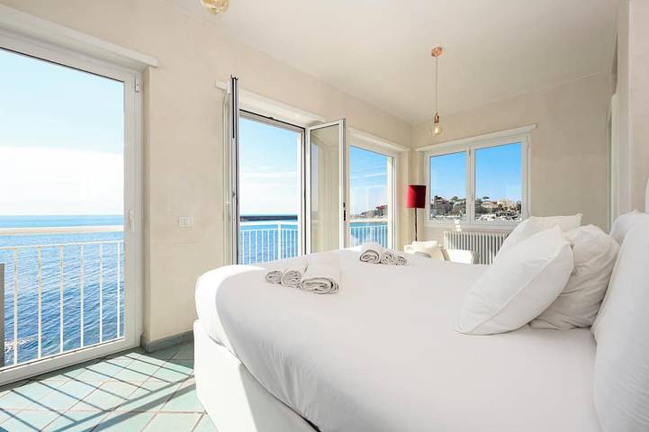 Luxury Seafront Villa with Private Pool in Santa Marinella, Provincia de Roma