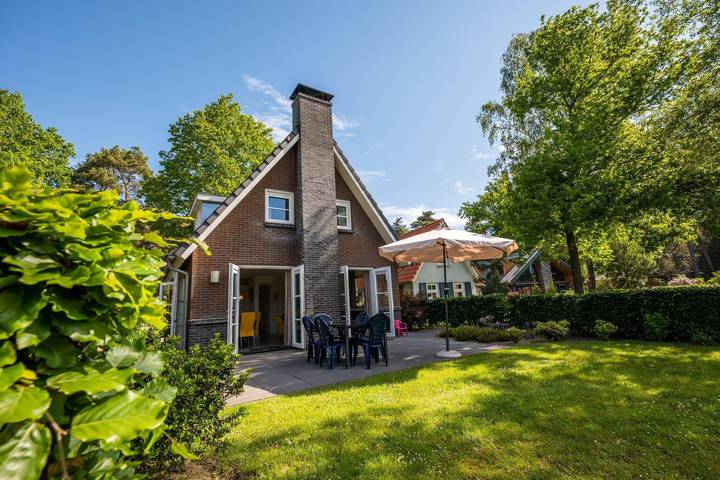 Bungalow voor 6 personen, with Balkon/Terras and Terras as well as Tuin and Zwembad in Lochem