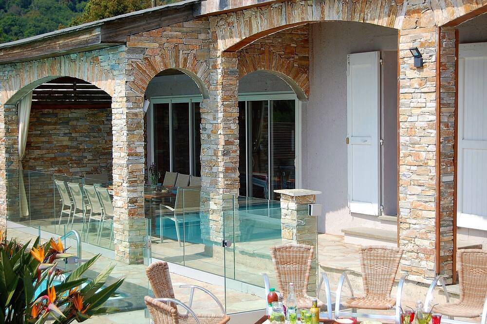 Gran Villa Con Aire Acondicionado (4 *) - Vista Al Mar 180 ° - Piscina Climatizada - 3 Baños - 7 Dormitorios in Sisco, Cap Corse