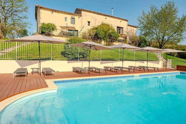 Gîte pour 8 personnes, avec Terrasse ainsi que Jardin et Piscine à Puycalvel