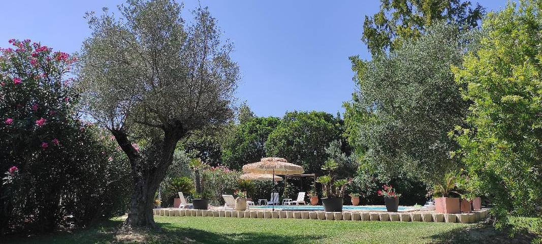 Gîte pour 5 personnes, avec piscine ainsi que terrasse et jardin à Saint-Andiol