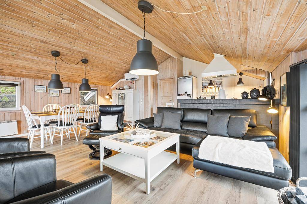 Strandnahes Sommerhaus mit Sauna & Whirlpool in Henne Strand in Henne, Varde