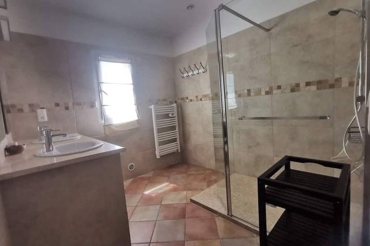 Ganze Wohnung, Spacious apartment near Lake Sainte-Croix, surrounded by truffle oaks. in Sainte-Croix-du-Verdon, Verdonschlucht