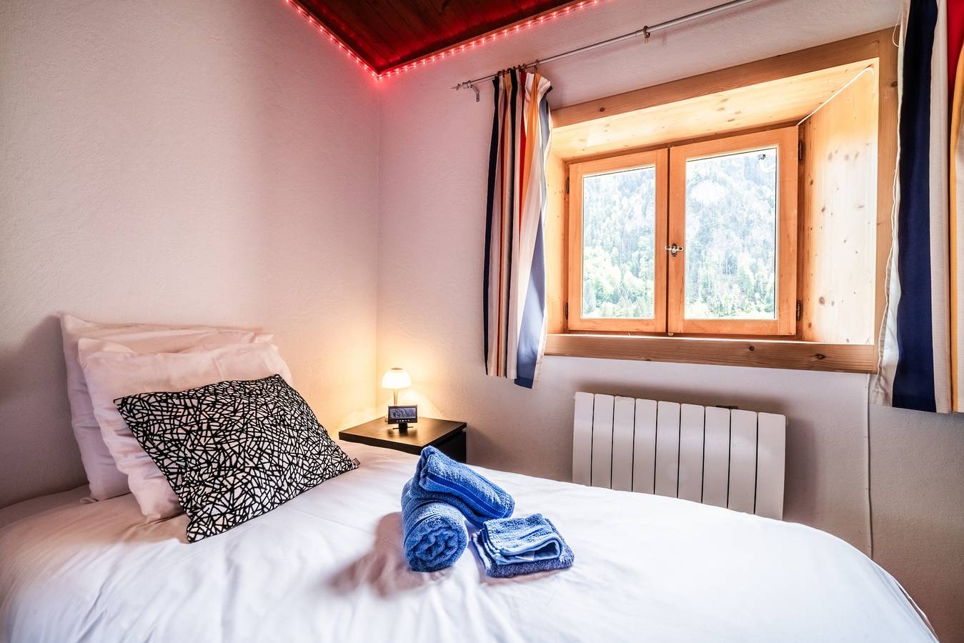 Zimmer 'Elisthur Chambre N°1' mit Bergblick, Gemeinschaftsterrasse und Wi-Fi in Saint-Jean-d'Aulps, Les Portes du Soleil