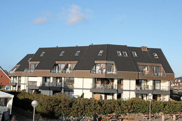 Ganze Wohnung, Stilvoll eingerichtete Ferienwohnung über zwei Ebenen mit Blick auf die Nordsee in Wenningstedt, Sylt