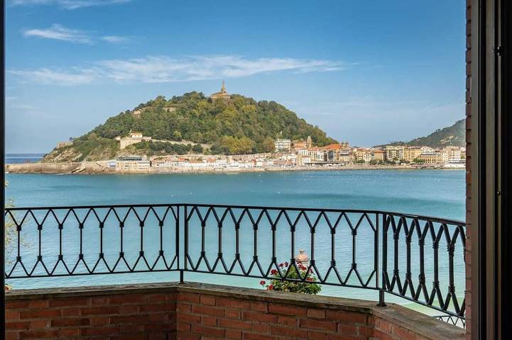 Glamping voor 6 personen, with tuin and terras as well as zwembad in San Sebastian