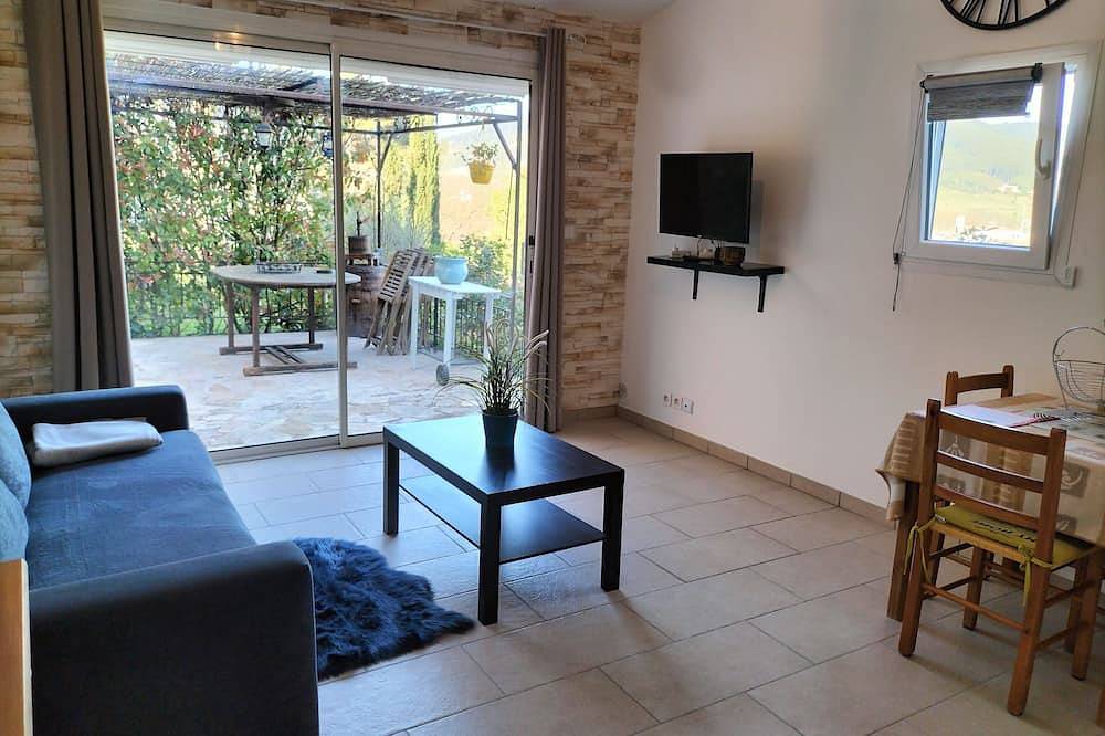 Entire apartment, Charming air-conditioned studio with swimming pool for 2 people in Évenos, Toulon region