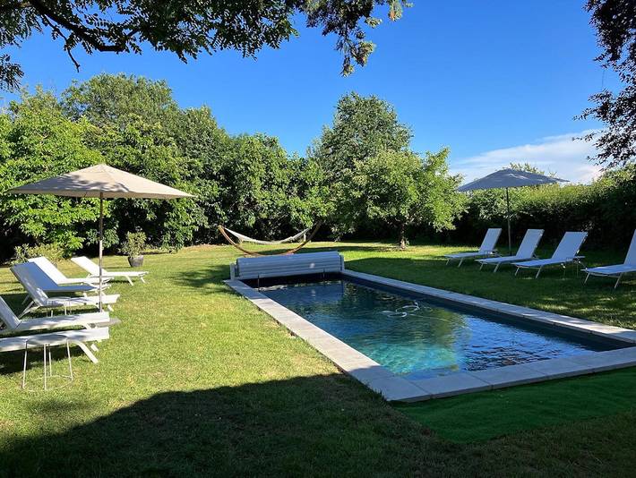 Gîte pour 15 personnes, avec terrasse ainsi que piscine et jardin
