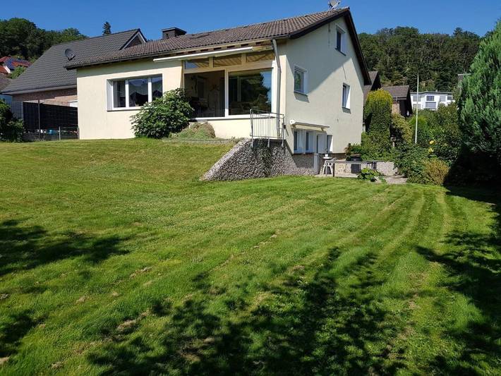 Ferienwohnung für 2 Personen, mit Terrasse und Garten sowie Ausblick in Kreuzau