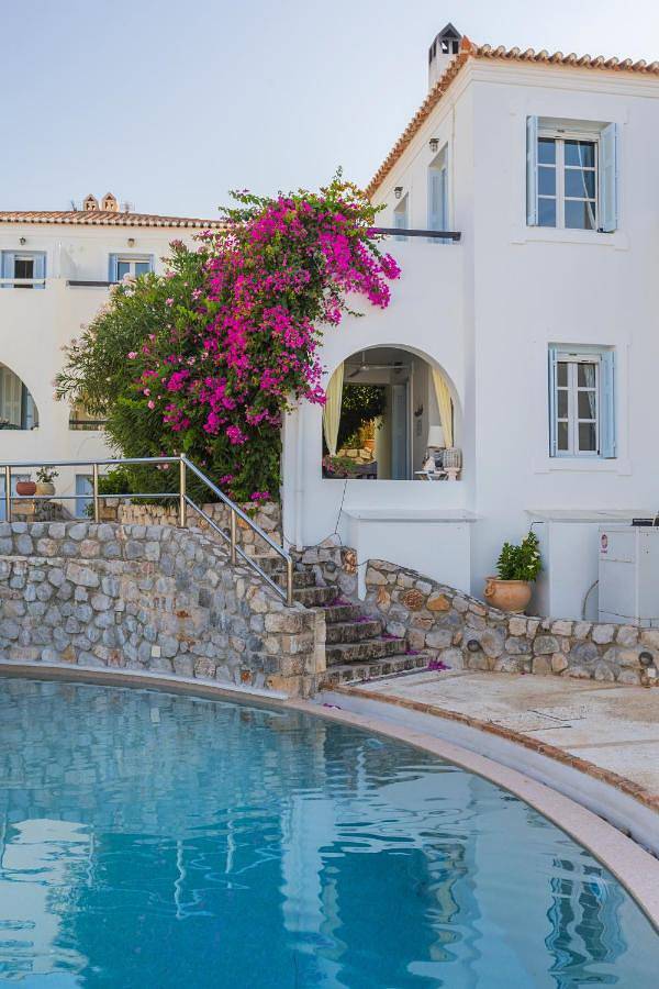 Villa for 6 people, with pool and view as well as garden, with pets in Spetses