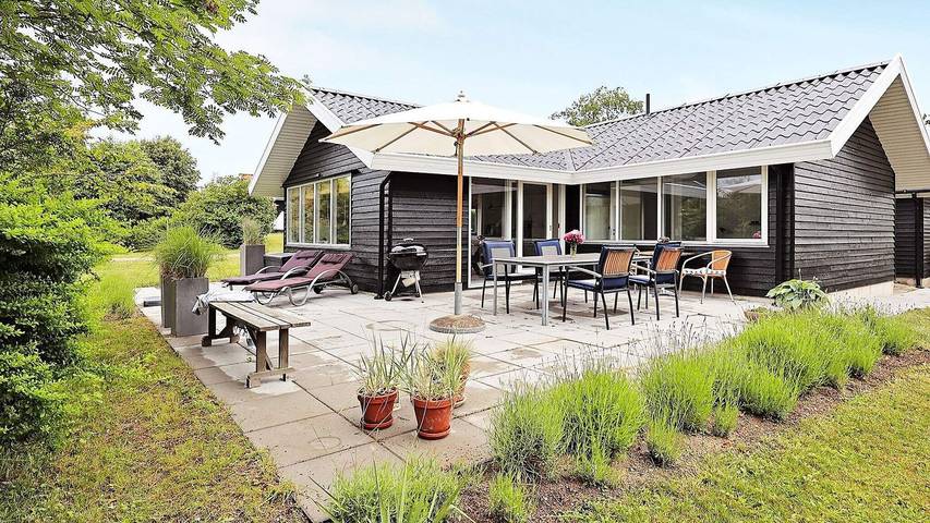 Ferieudlejning for 7 personer, med have på Sjælland