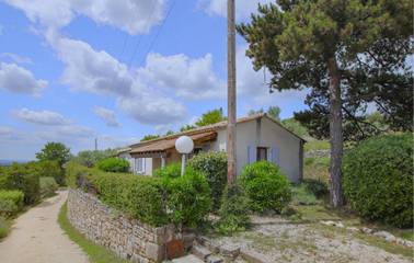Location de vacances pour 6 personnes, avec jardin ainsi que terrasse et piscine à Bessas