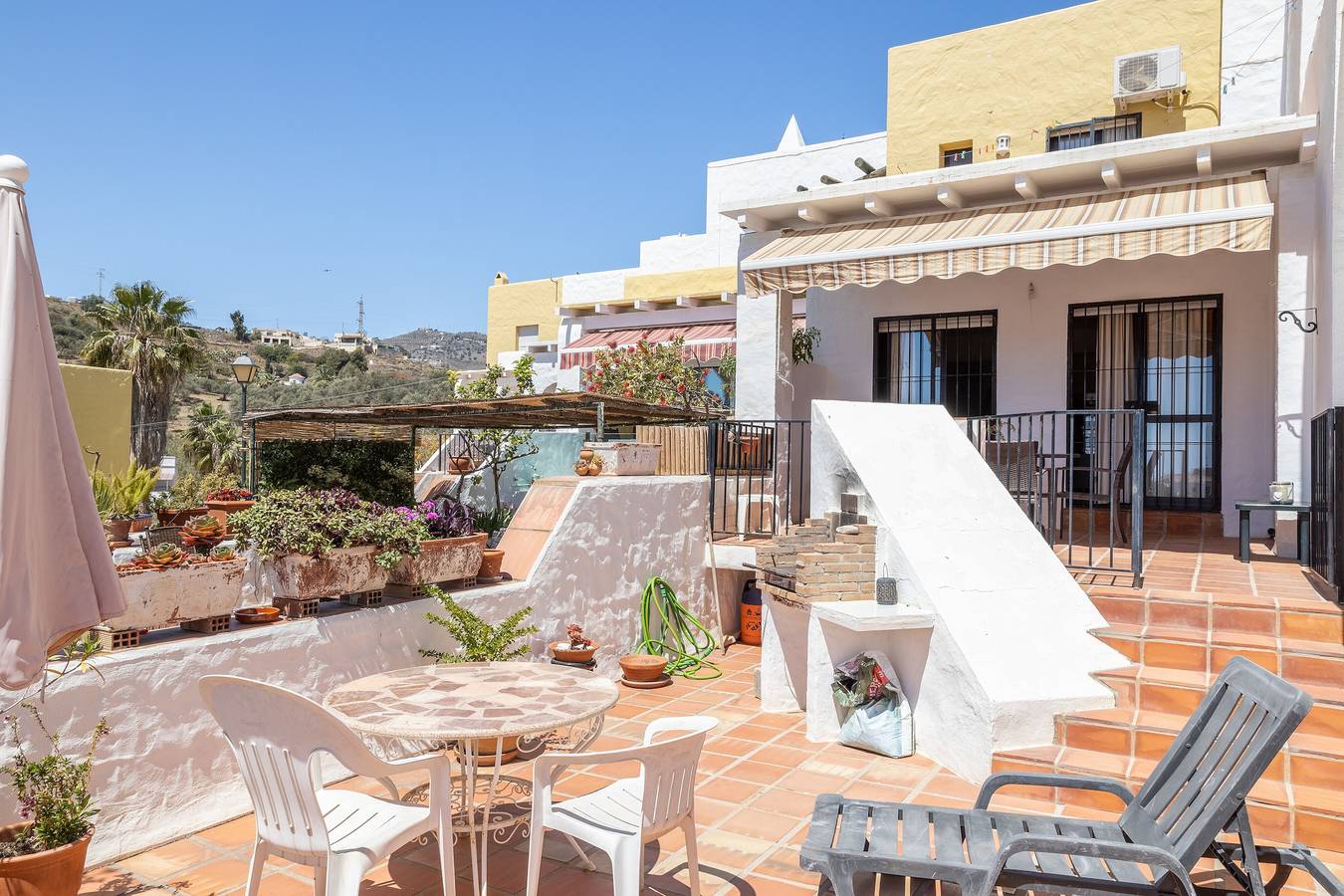 Villa 'Casablanca 23' met uitzicht op zee en dichtbij het strand met gedeeld zwembad & Wi-Fi in Verstedelijking Tropicana, Nerja