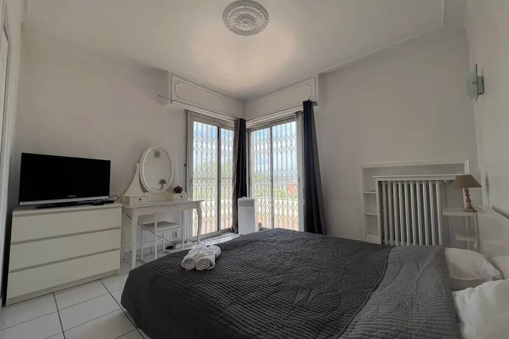 Large Panoramic Villa Retreat  in Biot, Region de Cannes