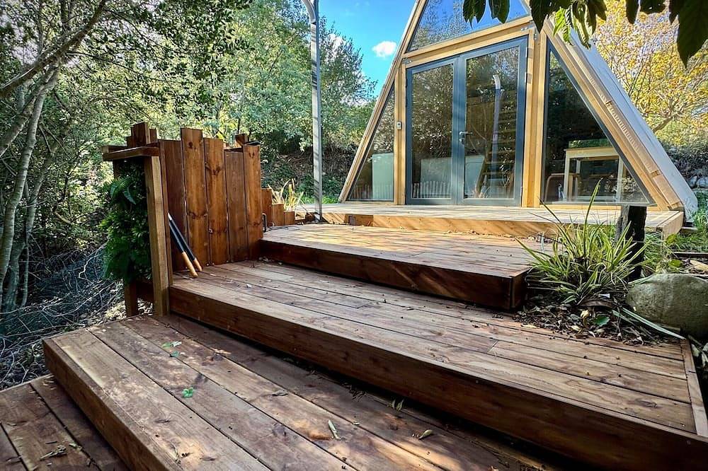 Entire apartment, Tipi Lodge Glamp 'Marguerite' with Direct Forest Access, Private Terrace & Air Conditioning in Le Boulou, Céret region