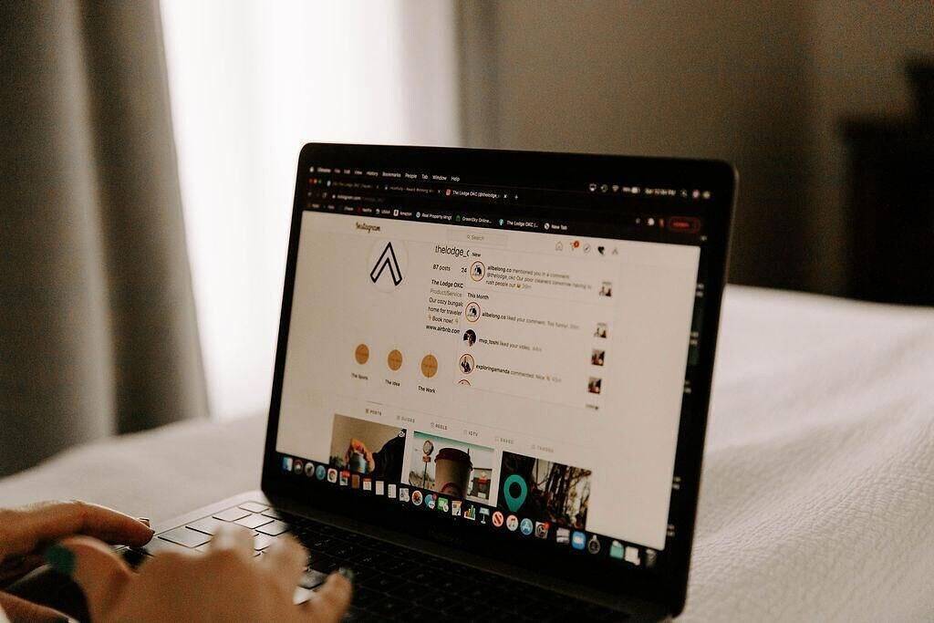 Fire Pit ~ Fenced Yard ~ Near Integris & Fairgrounds ~ Close to I44 & Nw Expwy for Easy Access to Okc's Best! in Oklahoma City, Oklahoma County