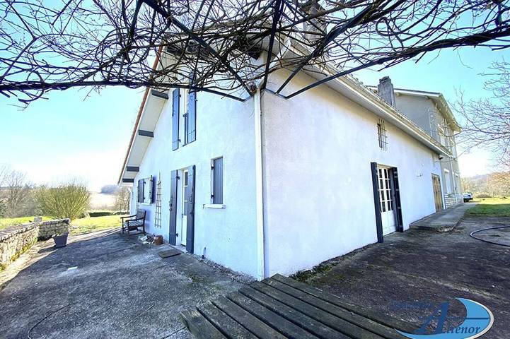 Gîte pour 4 personnes, avec terrasse à Valeuil