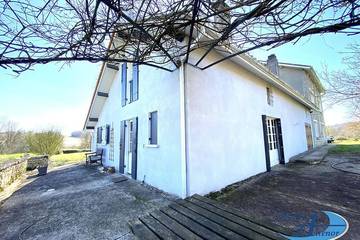 Gîte pour 4 personnes, avec terrasse à Valeuil