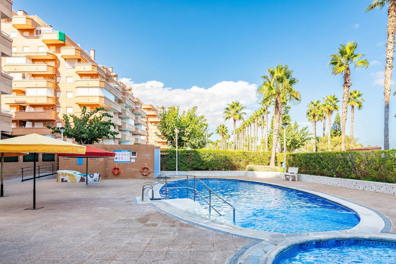 Apartamento entero, Apartamento 'Vistamar, 1ª Línea de Playa' con Vistas al Mar, Wi-Fi y Aire Acondicionado in Marina d'Or, Oropesa del Mar