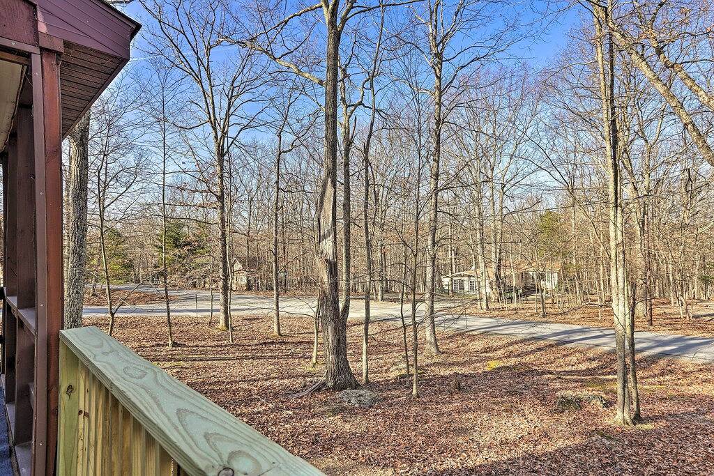 Screened Porch & Deck: Pet-Friendly Poconos Escape in Masthope, Pike County