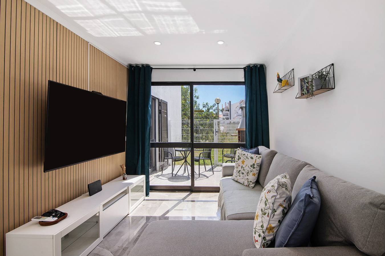 Apartamento entero, Apartamento 'Amazing Oura Beach' con piscina compartida, Wi-Fi y aire acondicionado in Albufeira, Distrito de Faro