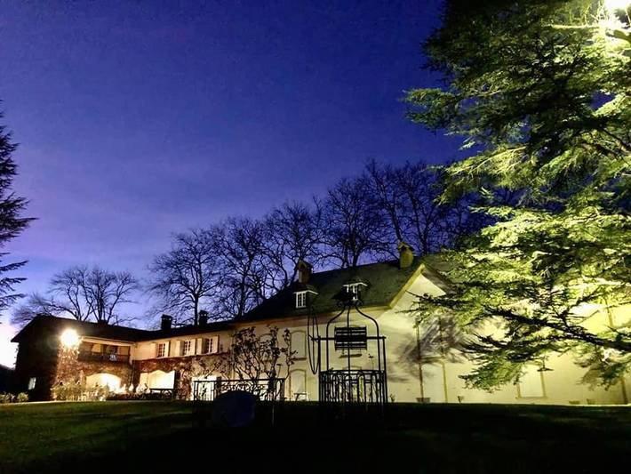 Hôtel pour 2 personnes, avec Terrasse et Jardin ainsi que Piscine et Vue à Saint-Paul-de-Jarrat