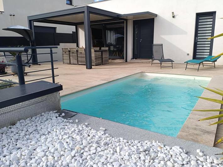 Location de vacances pour 6 personnes, avec piscine ainsi que vue et jardin à Milhaud