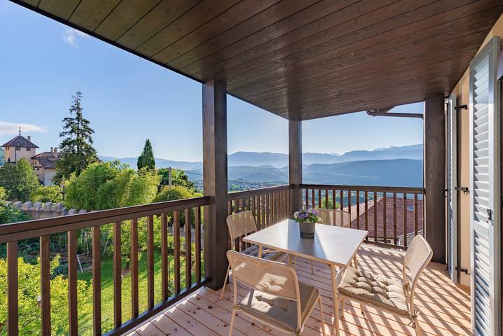 Ferienwohnung für 4 Personen, mit Balkon und Terrasse sowie Garten und Seeblick am Kalterer See