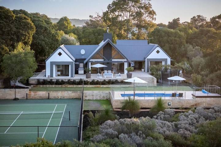 Holiday home for 8 people, with view and garden as well as pool in Eagle Bay
