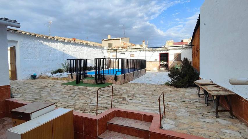 Casa rural para 16 personas, con piscina y jardín - 1