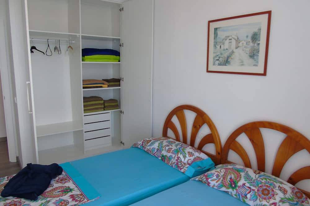 Entire apartment, Family Flat with 3 bedrooms, 1 bathroom near ocean & Los Gigantes in Puerto Santiago, Santiago del Teide