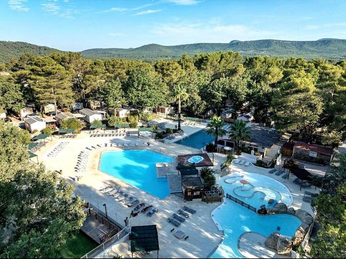 Camping pour 6 personnes, avec terrasse ainsi que piscine et jacuzzi