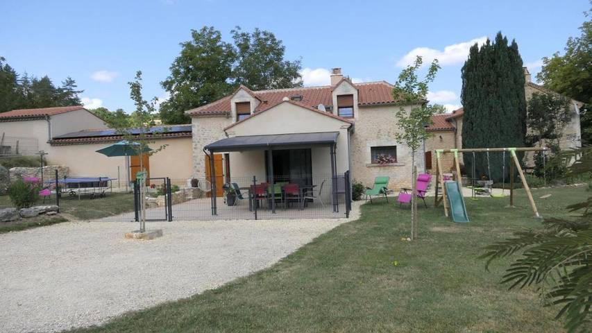 Location de vacances pour 9 personnes, avec terrasse et jardin à Saint-Amand-de-Vergt