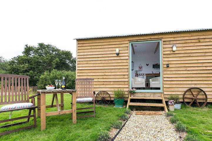Camping for 2 people, with hot tub and garden, with pets on the Isle of Wight