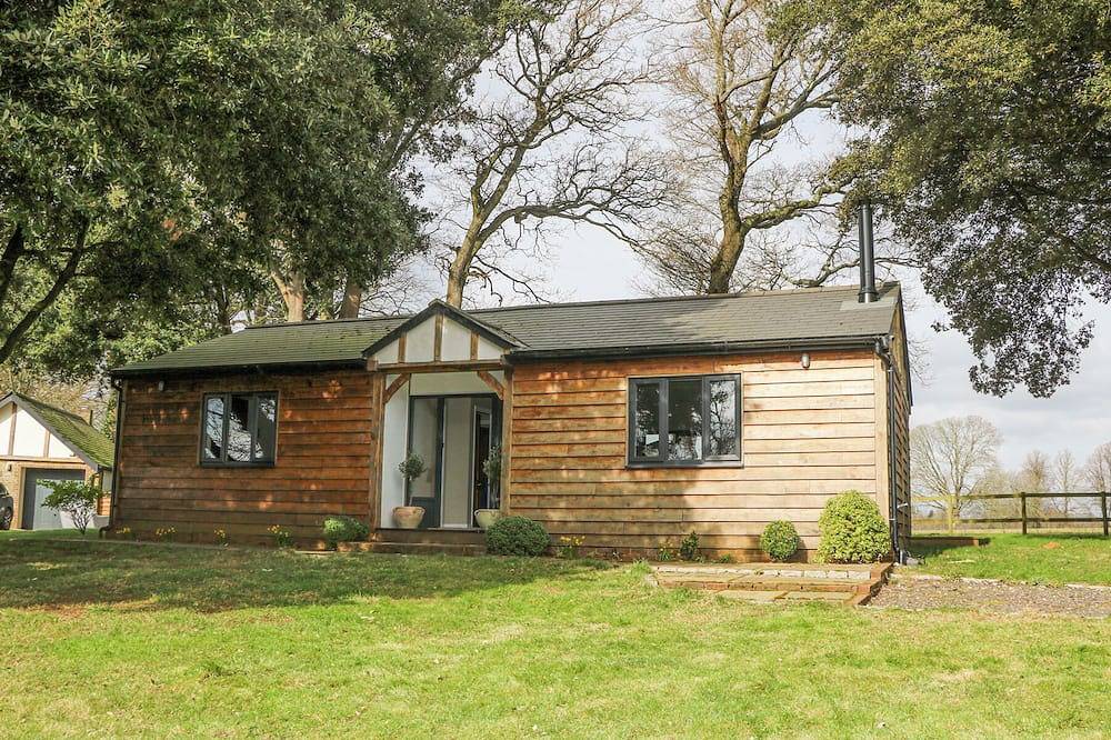 Log Cabin for 4 People in Surrey Hills, South East England
