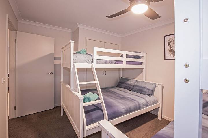 Holiday home for 12 people, with garden and terrace as well as hot tub in Philip Island