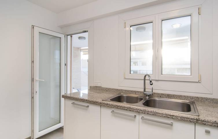 Ganze Ferienwohnung, Playa Es Pregons Rückzugsort mit AC, Terrasse, Küche & WiFi in Colònia de Sant Jordi, Ses Salines