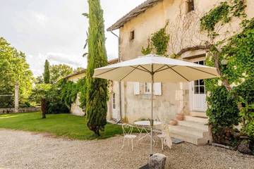 Gîte pour 6 personnes, avec piscine et jardin à Poullignac