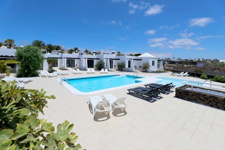 Vakantiepark voor 2 personen, with Balkon and Terras as well as Zwembad op Lanzarote