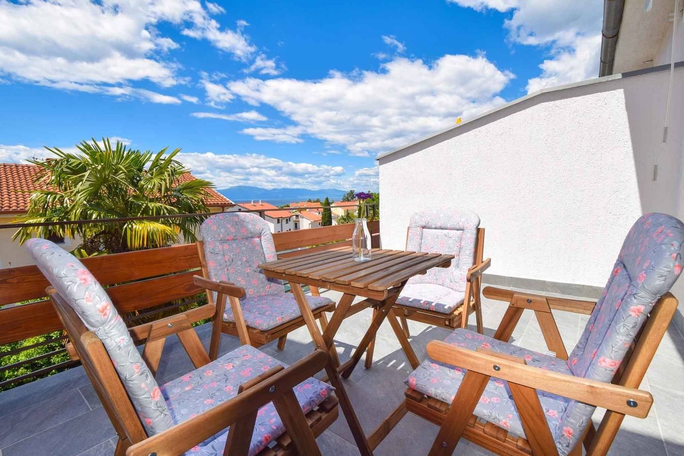 Entire vacation apartment, Holiday apartment mit Terrasse  in Malinska-Dubašnica, Krk